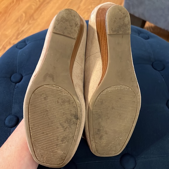 🎉Host Pick🎉 Abella Taupe Suede Jetta Wedge Heel. Tassel. 1.5 in. heel. Size 7. - Picture 8 of 8